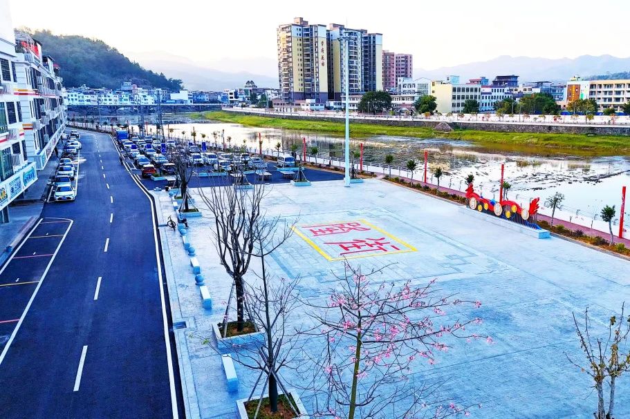 1752462205149189.jpg 連平縣隆街鎮(zhèn)典型鎮(zhèn)建設(shè)項(xiàng)目順利通過(guò)竣工驗(yàn)收.jpg